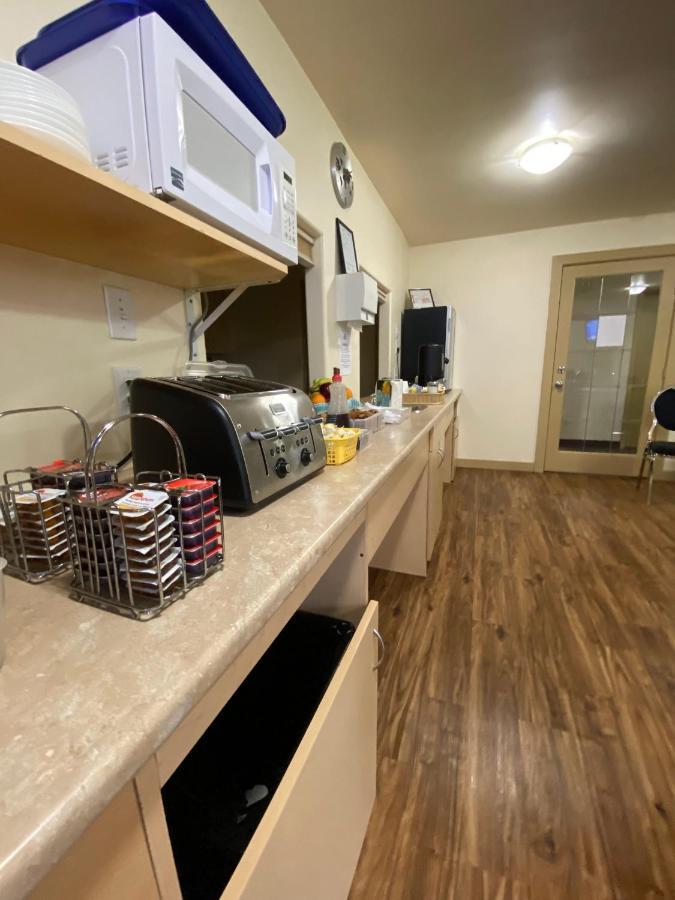 Sleep Suite Motel Steinbach Exterior foto