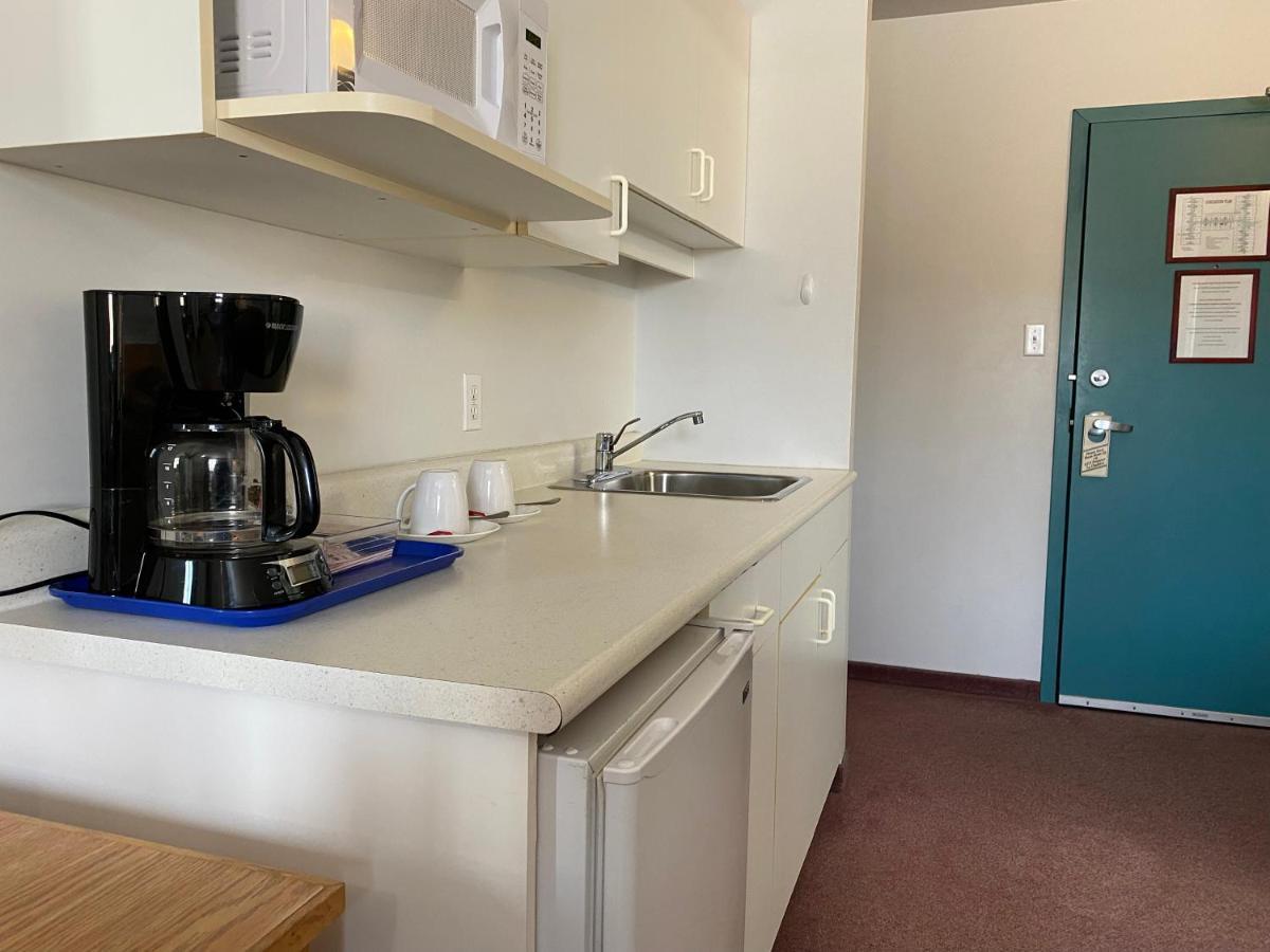 Sleep Suite Motel Steinbach Exterior foto