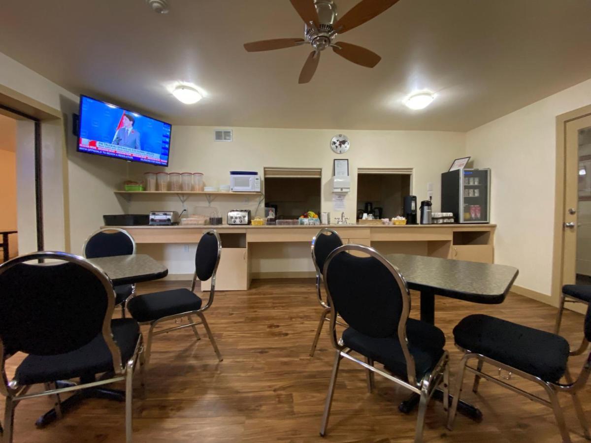 Sleep Suite Motel Steinbach Exterior foto