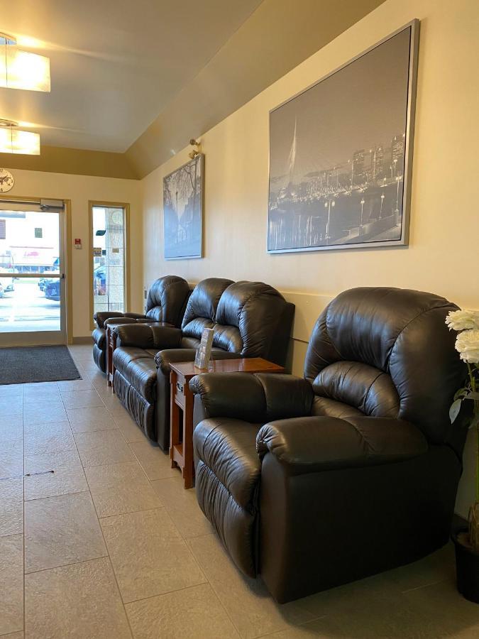 Sleep Suite Motel Steinbach Exterior foto