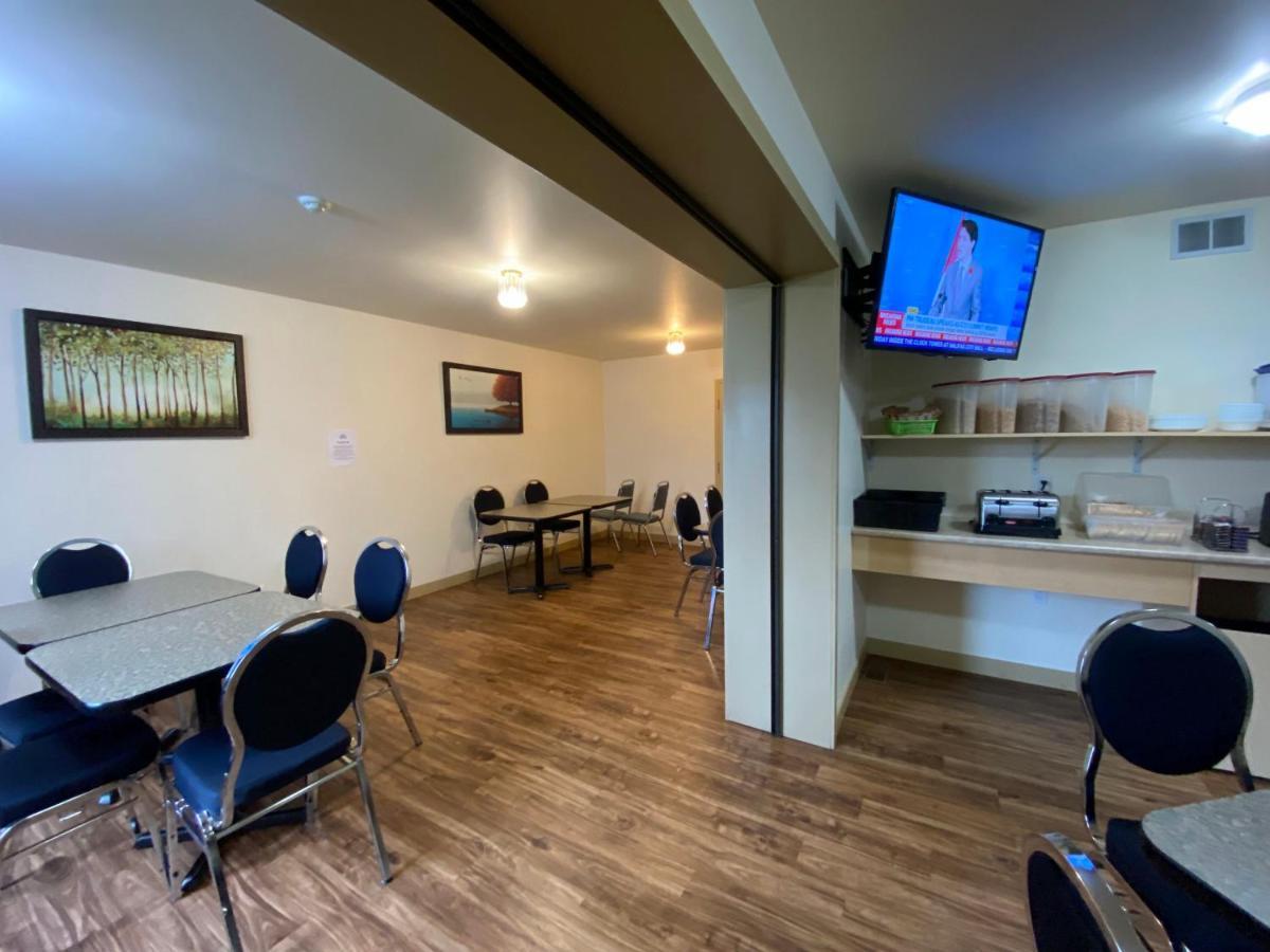 Sleep Suite Motel Steinbach Exterior foto
