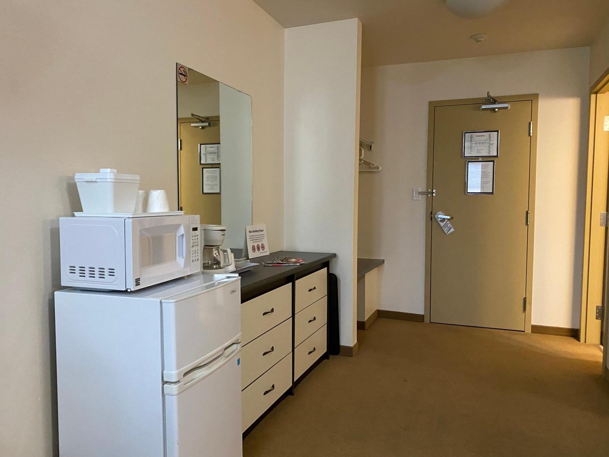 Sleep Suite Motel Steinbach Exterior foto
