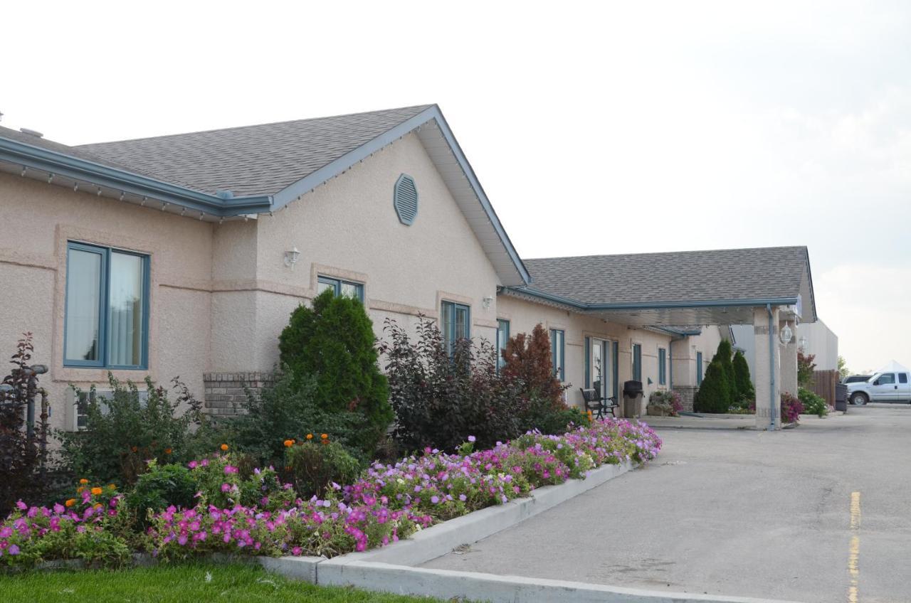 Sleep Suite Motel Steinbach Exterior foto