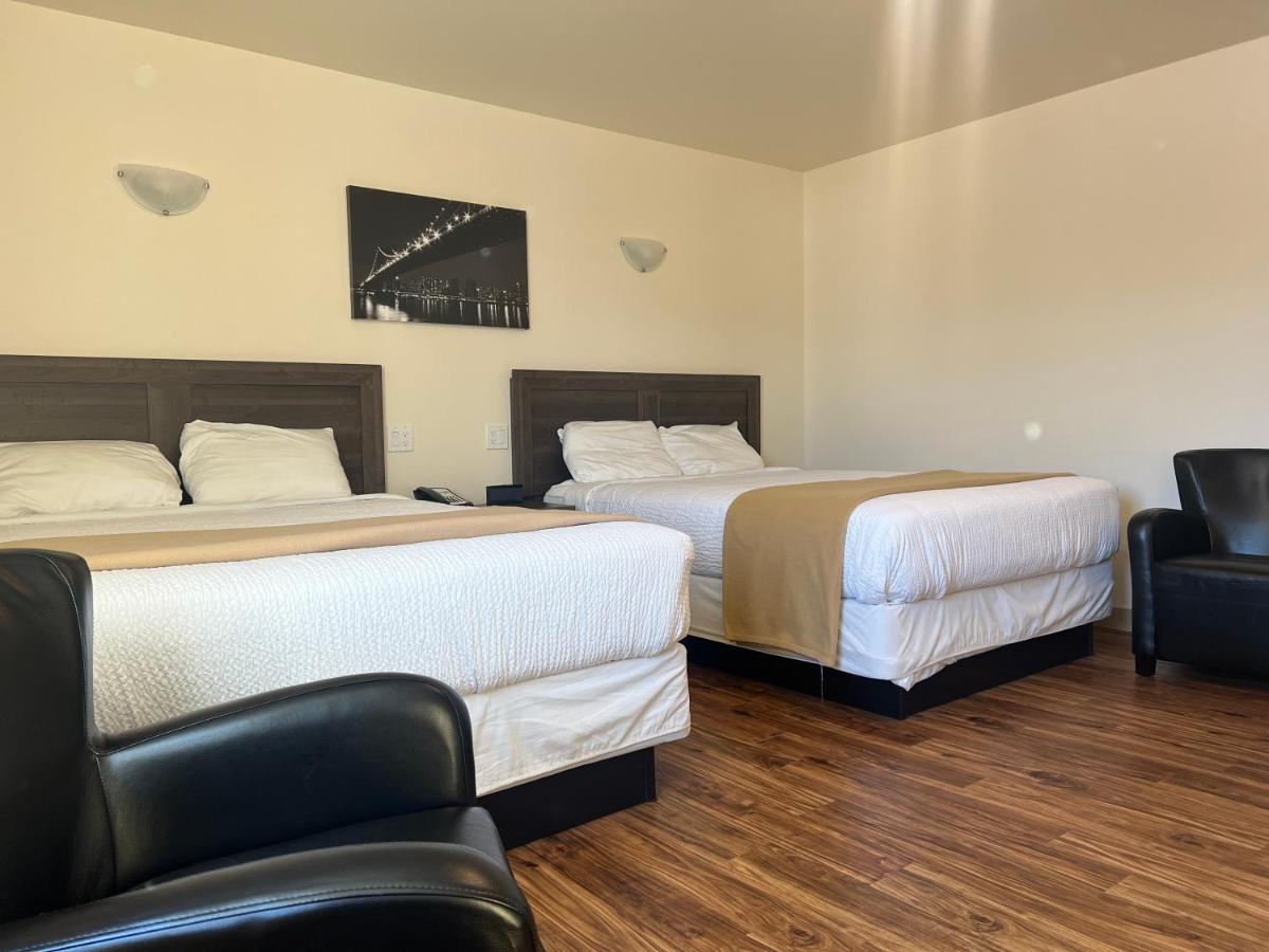 Sleep Suite Motel Steinbach Exterior foto