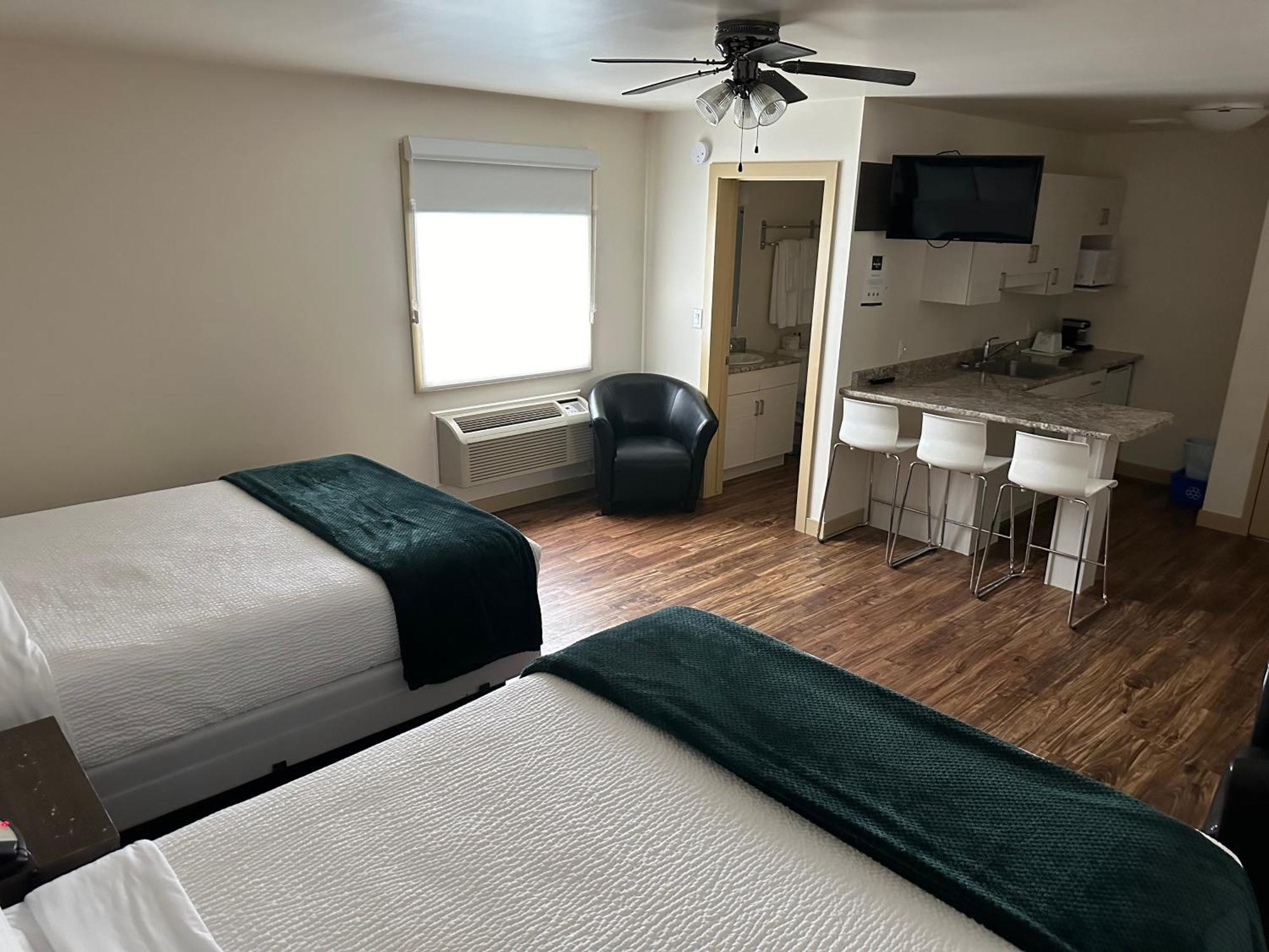 Sleep Suite Motel Steinbach Exterior foto