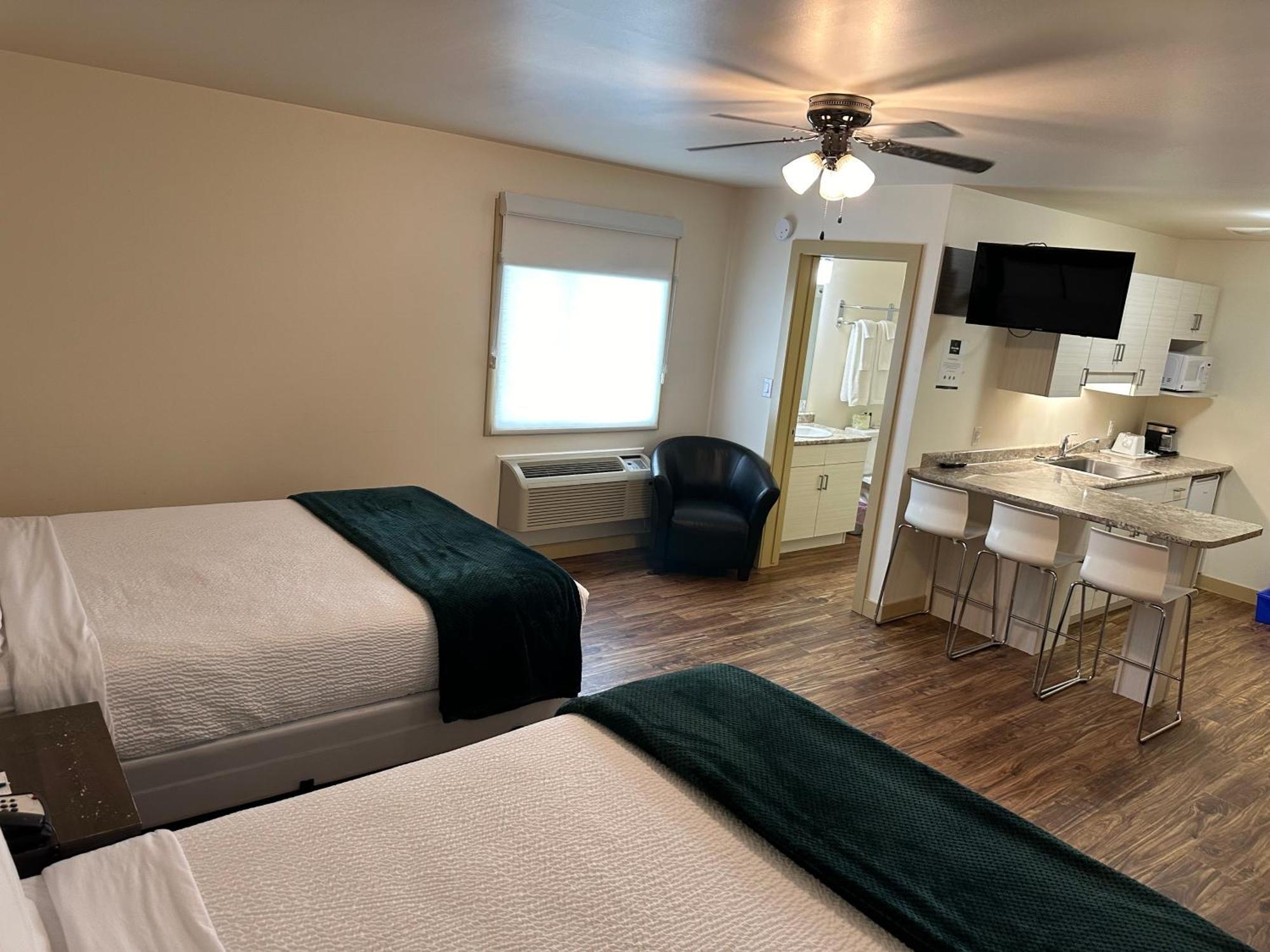 Sleep Suite Motel Steinbach Exterior foto