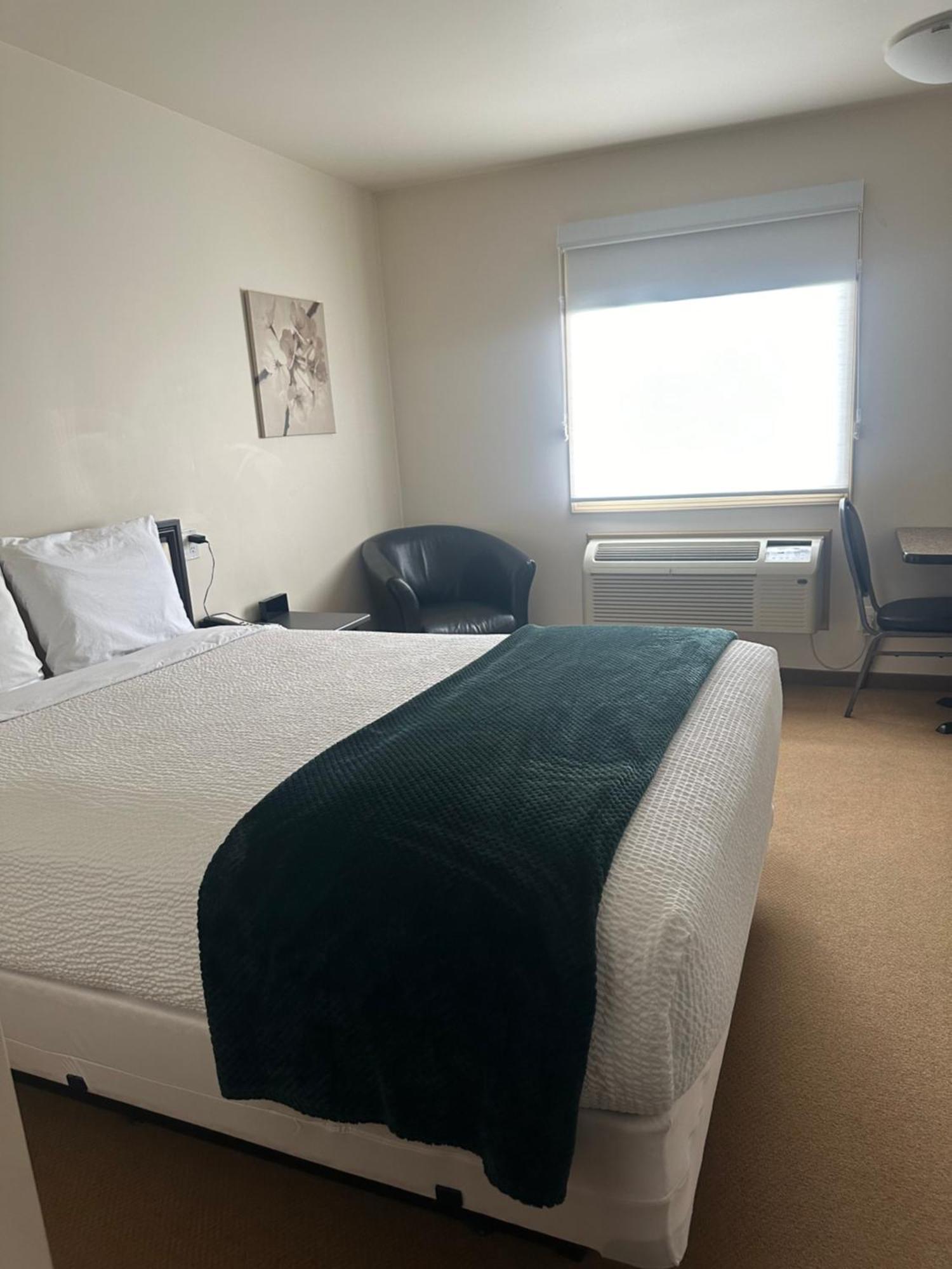 Sleep Suite Motel Steinbach Exterior foto
