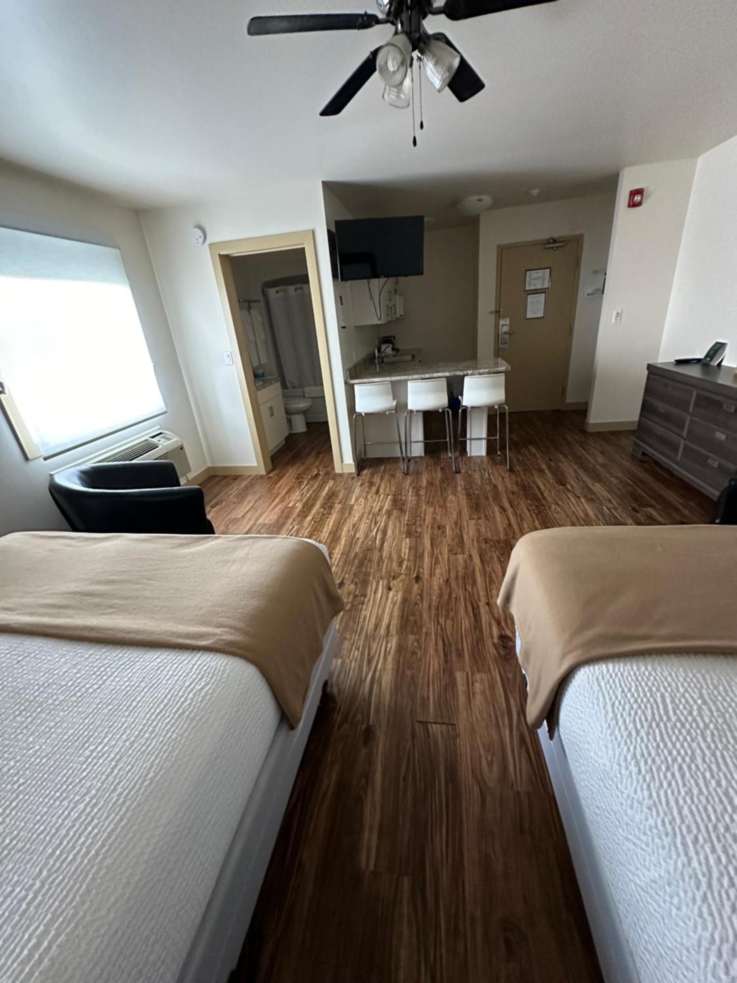 Sleep Suite Motel Steinbach Exterior foto
