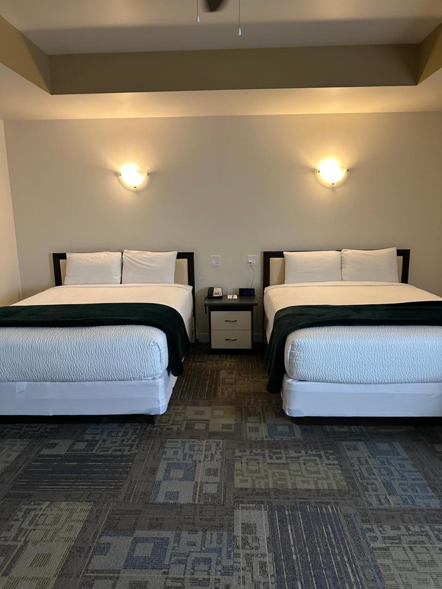 Sleep Suite Motel Steinbach Exterior foto